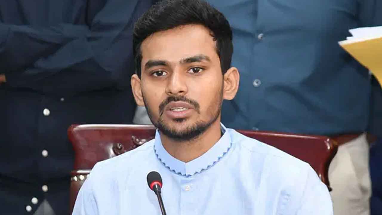 সেফ এক্সিট নিয়ে এবার উপদেষ্টা আসিফের ফেসবুক পোস্ট