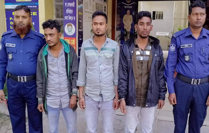 ফিল্মিস্টাইলে দোকান লুটের সময় ৩ জনকে গণপিটুনি, পুলিশে সোপর্দ