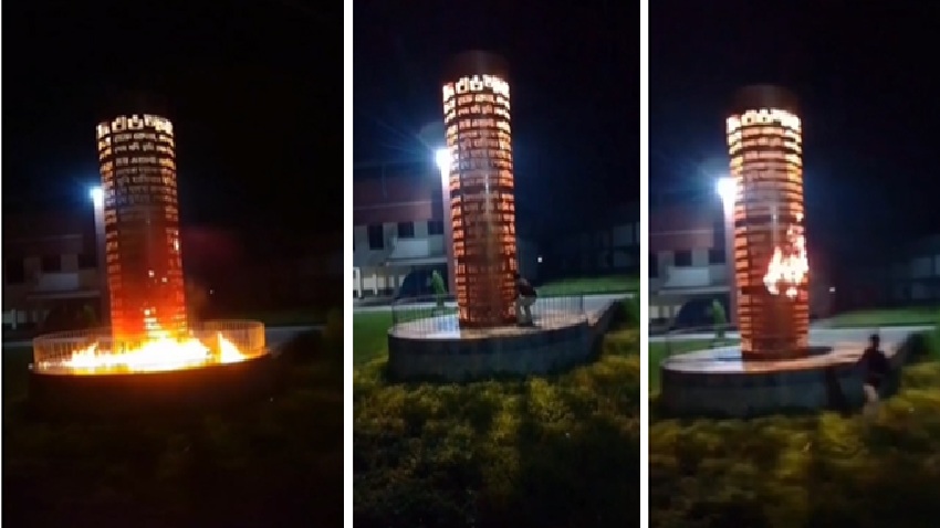 গভীর রাতে কুষ্টিয়ায়‘জয় বাংলা’স্লোগান দিয়ে জুলাই স্মৃতিস্তম্ভে আগুন