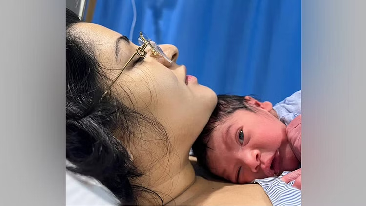 নবজাতক সন্তানের মুখ দেখালেন, নাম জানালেন পরীমনি