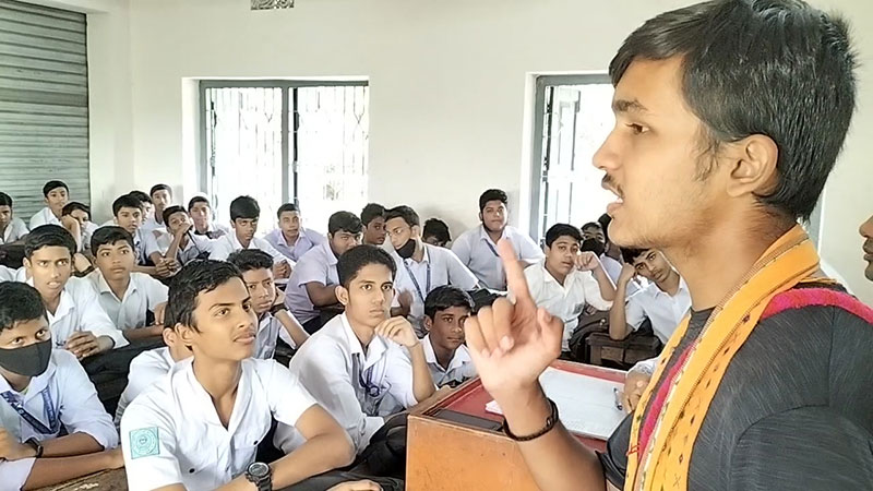 প্লাস্টিকের ভয়াবহতা বোঝাতে পায়ে হেঁটে বাংলাদেশে ভারতীয় তরুণ