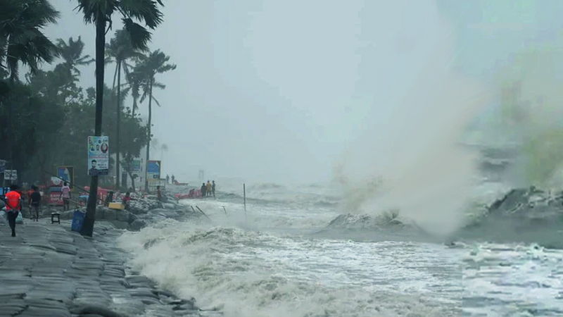উপকূলে আঘাত হেনেছে ঘূর্ণিঝড় ‘রিমাল’