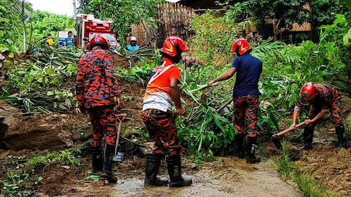 সাজেকে পাহাড় ধসে সড়ক বন্ধ, আটকে আছে ৪ শতাধিক পর্যটক