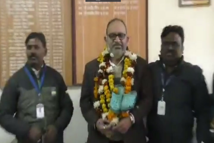 শিক্ষা কর্মকর্তার গলায় জুতার মালা পড়ালেন অভিভাবকরা 