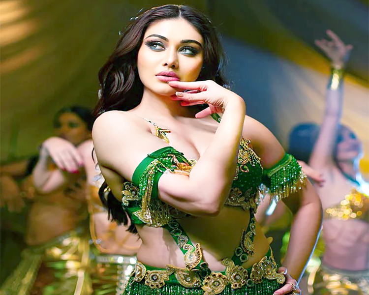 বলিউডের সেই ‘কাঁটা লাগা’ শেফালি এবার বাংলাদেশের গানের মডেল