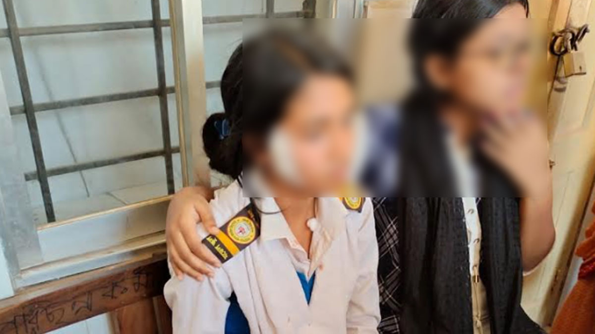 প্রেমের প্রস্তাবে রাজি না হওয়ায় ছাত্রীর মুখে ব্লেড দিয়ে জখম