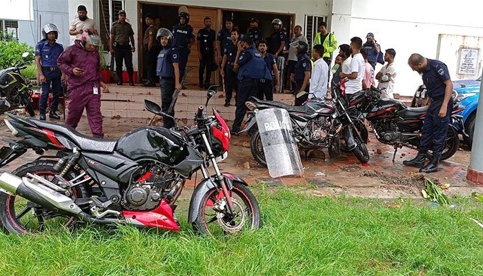 মহানবী (সা.)-কে কটূক্তি, কলেজছাত্রীর বিচার দাবিতে বাগেরহাটে বিক্ষোভ ও থানা ঘেরাও