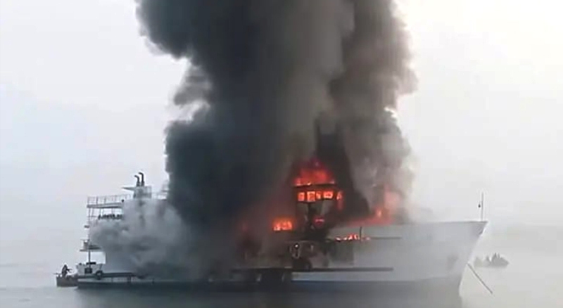 সেন্টমার্টিনগামী পর্যটকবাহী জাহাজে আগুন, নিহত ১