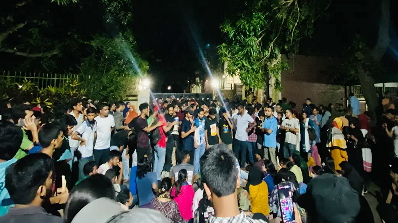 ছাত্রলীগ-পুলিশ-শিক্ষার্থীদের মধ্যরাতে ত্রিমুখী সংঘর্ষে উত্তাল জাবি ক্যাম্পাস
