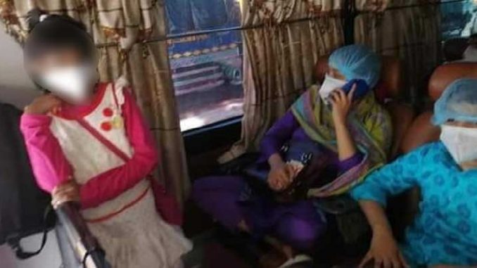 ঢাকা থেকে যশোর গৃহকর্মীকে বাসে দাড়িয়ে নিলেন জাবি অধ্যাপিকা
