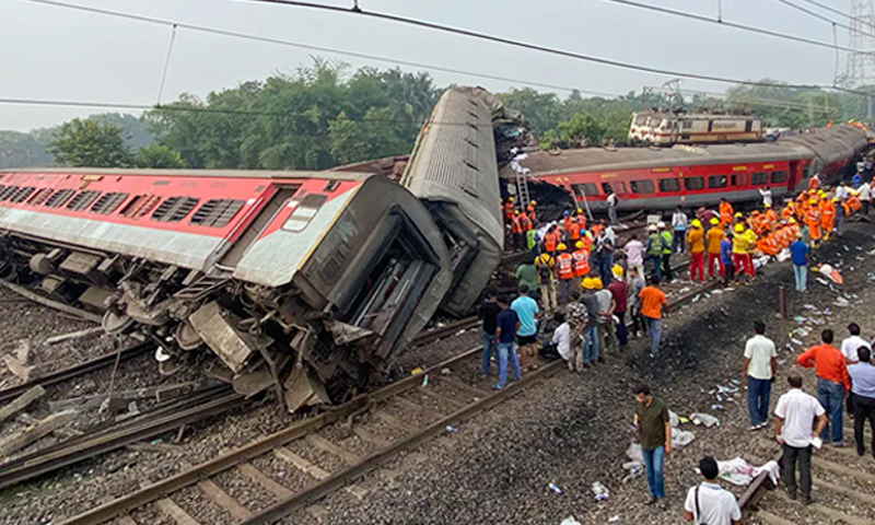 ভারতে ভয়াবহ ট্রেন দুর্ঘটনায় নিহত বেড়ে ২৩৩, আহত ৯ শতাধিক