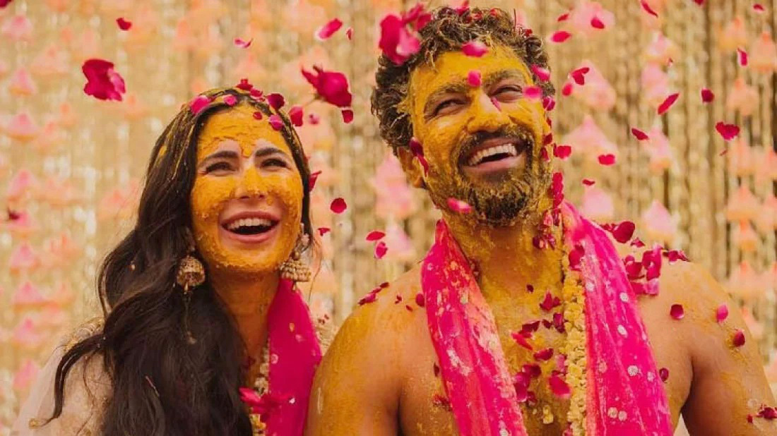 হলুদ ছোঁয়ায় অপরূপ দুটি হাসি মুখ 'ভিক্যাট'