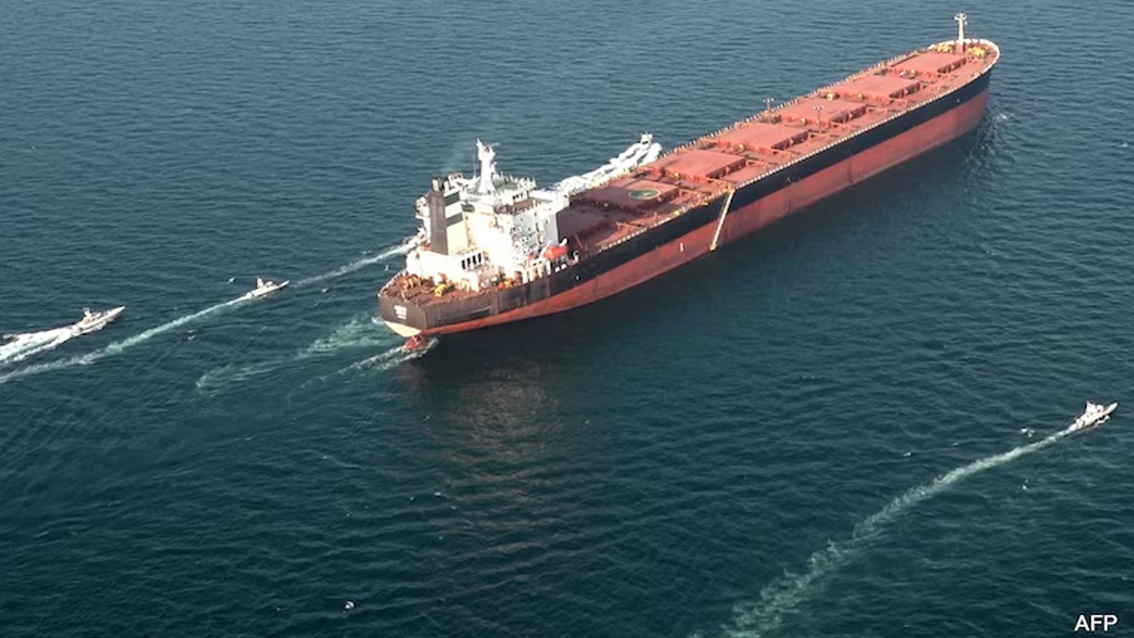 সাময়িকভাবে হরমুজ প্রণালী বন্ধ করে দিল ইরান