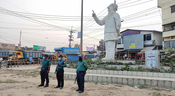 চট্টগ্রামে বঙ্গবন্ধুর ভাস্কর্য-ম্যুরাল সুরক্ষায় পুলিশ