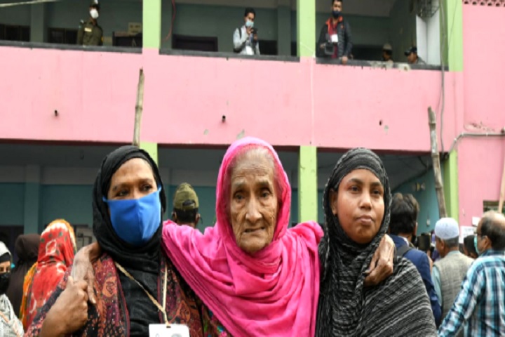 ‘আইভীকে ভালোবেসে ভোট দিতে এসেছি’