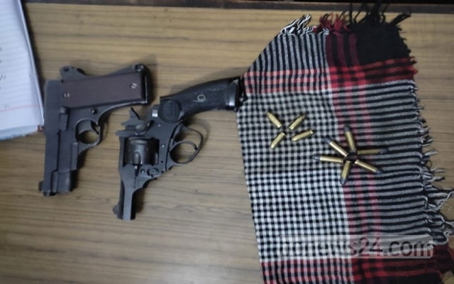 খুলনায় যুবলীগ নেতাকে হত্যা চেষ্টা, অস্ত্রসহ যুবক আটক
