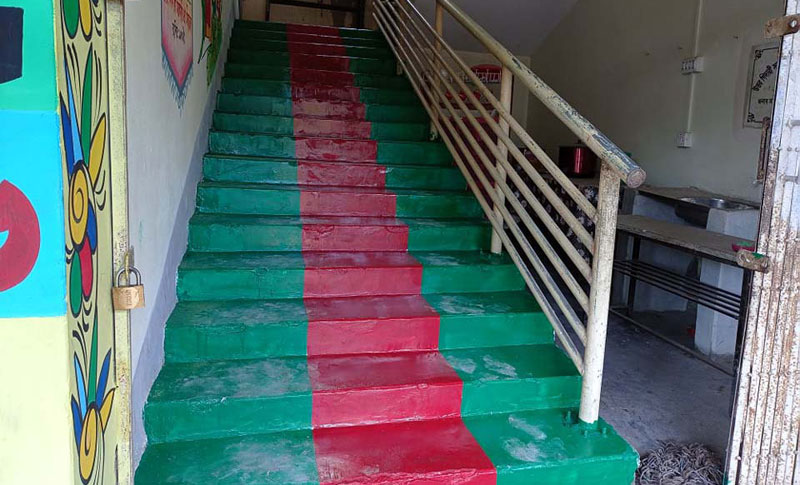 বিদ্যালয়ের সিঁড়িতে জাতীয় পতাকার আদলে রং!