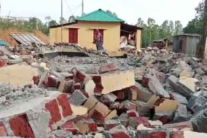 টাঙ্গাইলে প্রধানমন্ত্রীর উপহারের ঘর ভেঙে ফেলা হলো, বাসিন্দাদের মানবেতর জীবনযাপন