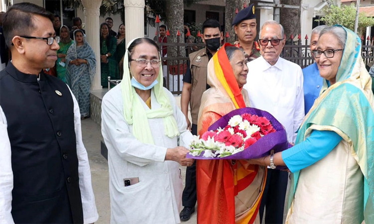 রাষ্ট্রপতির গ্রামের বাড়িতে পৌঁছেছেন প্রধানমন্ত্রী