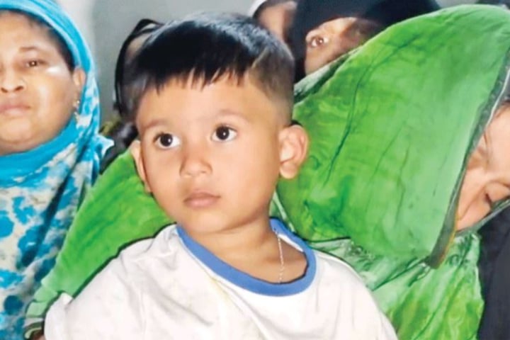 শোকে পাগল মা, বাবাকে কাছে না পেয়ে নির্বাক শিশু