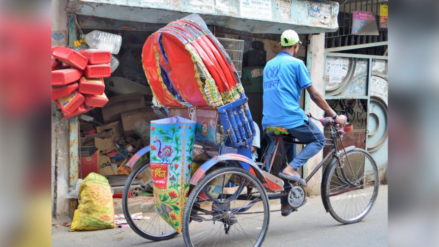 প্লাস্টিক বর্জ্য সংগ্রহে বিদ্যানন্দের ‘রিকশা বিন’, বিনিময়ে মিলবে টাকাও