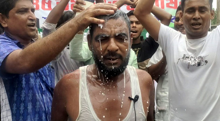 দুধ দিয়ে গোসল করে আ.লীগ কর্মীর বিএনপিতে যোগদান