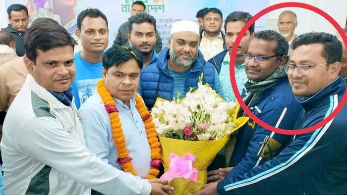 নৌকার প্রার্থীকে ফুল দিয়ে শুভেচ্ছা জানানোয় এসআই ক্লোজড