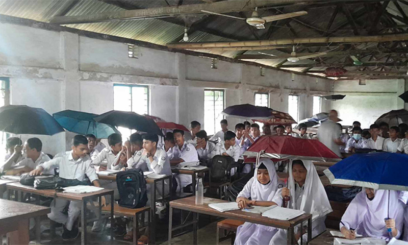 বৃষ্টিতে শ্রেণিকক্ষে ছাতা মাথায় ক্লাস করছে শিক্ষার্থীরা