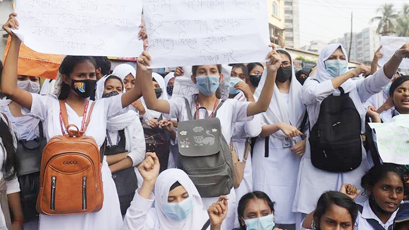 হাফ ভাড়া দিতে গিয়ে হেলপারের ‘অশ্লীল’মন্তব্য, প্রতিবাদে সড়ক অবরোধ