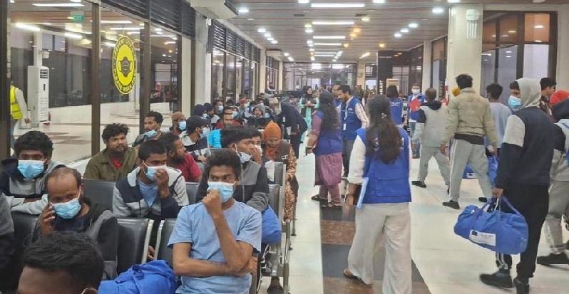 লিবিয়া থেকে ফিরলেন আটক ১৭২ বাংলাদেশি
