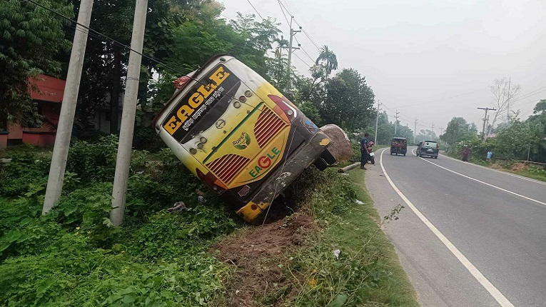 টাঙ্গাইলে চলন্ত যাত্রীবাহী বাসে ভয়াবহ ডাকাতি, নারীকে সংঘবদ্ধ ধর্ষণ