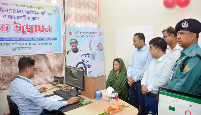 খুলনায় বিআরটিএতে একই দিনে ড্রাইভিং লাইসেন্সের পরীক্ষা-বায়োমেট্রিকের উদ্বোধন