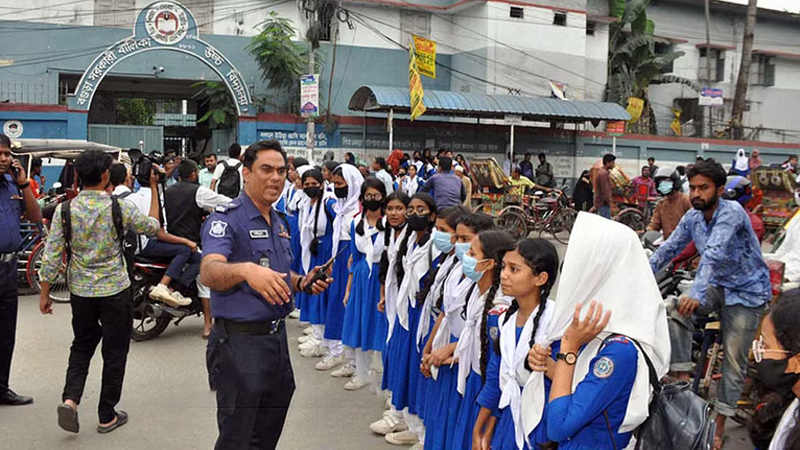 অভিভাবককে পা ধরে ক্ষমা চাইতে বাধ্য করার অভিযোগ, বিচারকের বিরুদ্ধে বিভাগীয় ব্যবস্থা