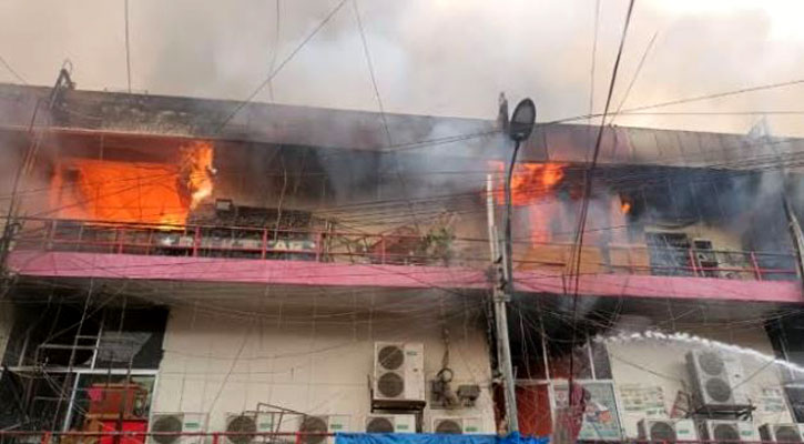 নিউ মার্কেটে আগুন, নিয়ন্ত্রণ কাজে ৩০ ইউনিট