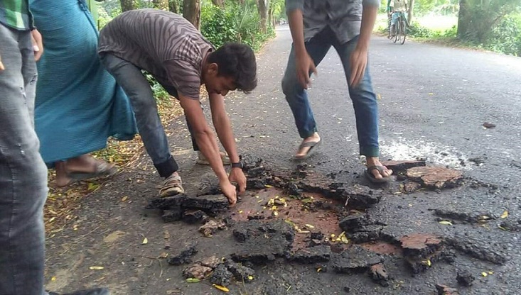 হাতের টানে উঠে যাচ্ছে রাস্তার পিচ ঢালাই