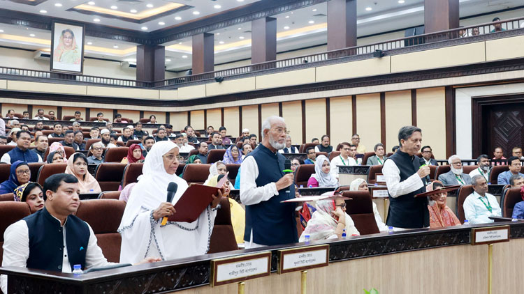 মেয়রদের শপথ অনুষ্ঠানেও মায়ের পাশে জাহাঙ্গীর আলম 