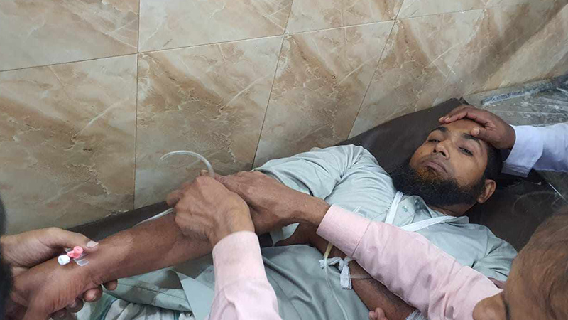 নাটোরে মাদরাসা শিক্ষককে মাইক্রোবাসে তুলে নিয়ে হাতুড়িপেটা
