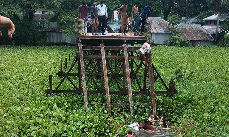 সেতু ভেঙে বরযাত্রীবাহী মাইক্রোবাস খালে, নিহত ১০