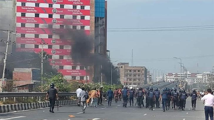 গাজীপুরে পুলিশের সঙ্গে সংঘর্ষে ‘গুলিবিদ্ধ হয়ে’ নারী পোশাকশ্রমিক নিহত
