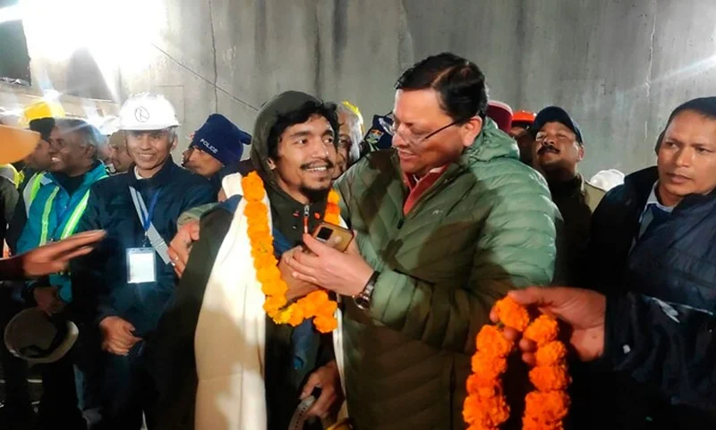 রুদ্ধশ্বাস অভিযান শেষ, অবরুদ্ধ সুড়ঙ্গ থেকে উদ্ধার ৪১ শ্রমিকের সবাই