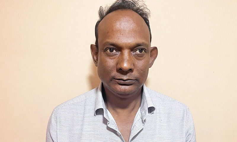 প্রভাষকে চাকুরি ছেড়ে প্রতারতণার ব্যবসা!