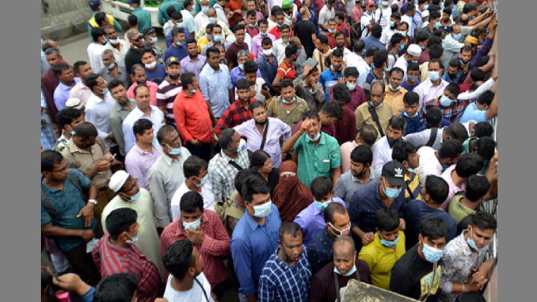 সৌদি এয়ারলাইন্সের সামনে আজো প্রবাসীদের ভিড়