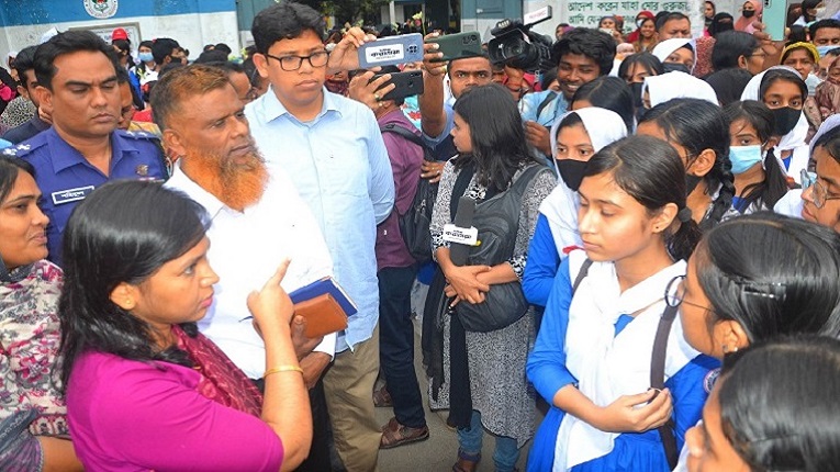 ‘জজ মানে জানিস তুই, জজ শব্দ বানান করতে পারবি তুই?’