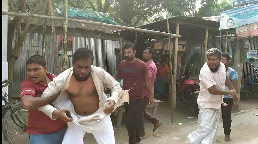 ঘুষ দিয়েও চাকরি না পেয়ে শিক্ষকের  গায়ের কাপড় খুলে পেটালেন প্রার্থীরা
