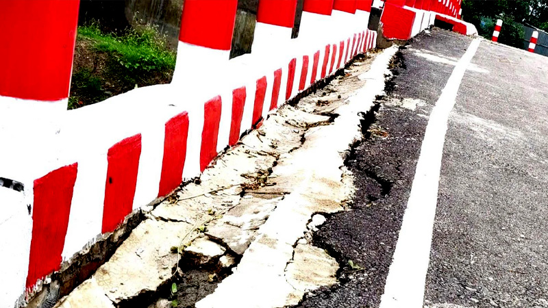 চাঁপুরের উদ্বোধনের আগেই ধসে পড়ছে দুই কোটি টাকার সেতু ও সড়ক