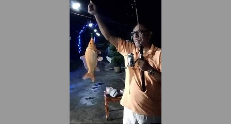 এবার স্বাস্থ্যমন্ত্রীর বড়শি দিয়ে মাছ ধরার ছবি ভাইরাল!