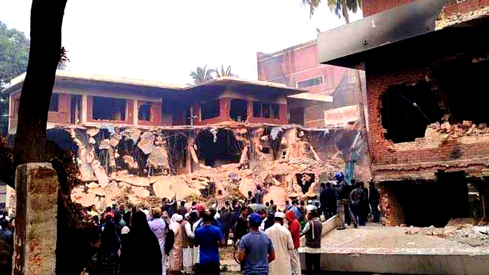 সকালেও ভাঙা হচ্ছে ধানমন্ডি ৩২ নম্বরের বাড়ি
