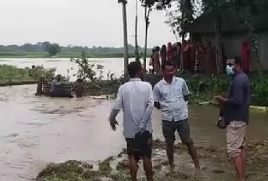 বসতভিটায় ধস, এলাকা ছাড়তে বাধ্য হচ্ছেন সাতক্ষীরা উপকূলের মানুষ
