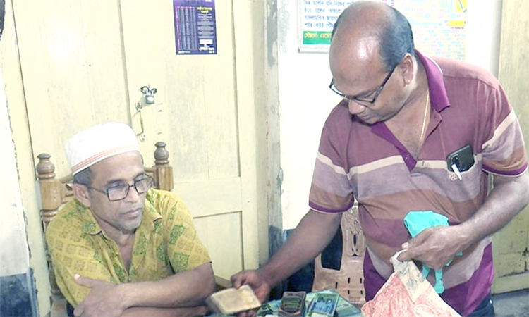 পরিচয় গোপন রেখে কুড়িয়ে পাওয়া ২ লাখ টাকা ফেরত দিলেন দিনমজুর