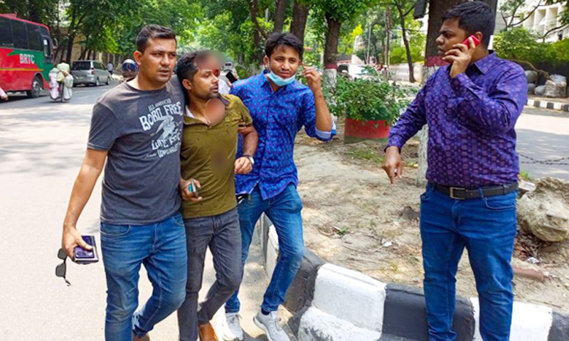 ঢাবিতে ভর্তিচ্ছুদের ফুল দিতে আসা ছাত্রদলের ওপর ছাত্রলীগের হামলা